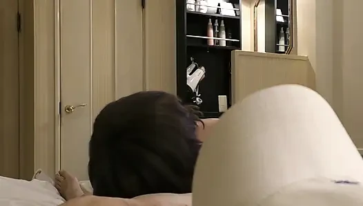 Olgun bir kadın kocasından başka bir adam tarafından dölleniyor. Buruşmuş teniyle bile, ahlaksızlığı sadece artmaktadır.