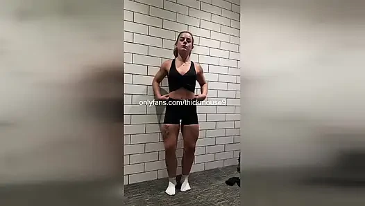18 yaşındakinin yoğun tiktok dansı sırasında amcığı sızdırıyor - ıslak ve parlıyor!