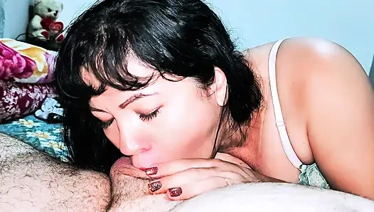 Sıcak üvey anne, üvey oğluyla aynı yatağı paylaşıyor ve aldatılmış kocası evde yokken ağzına boşalma alıyor