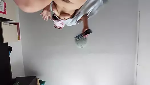 Seksi evde çıplak dans ediyor latin kıllı amcık, büyük göt