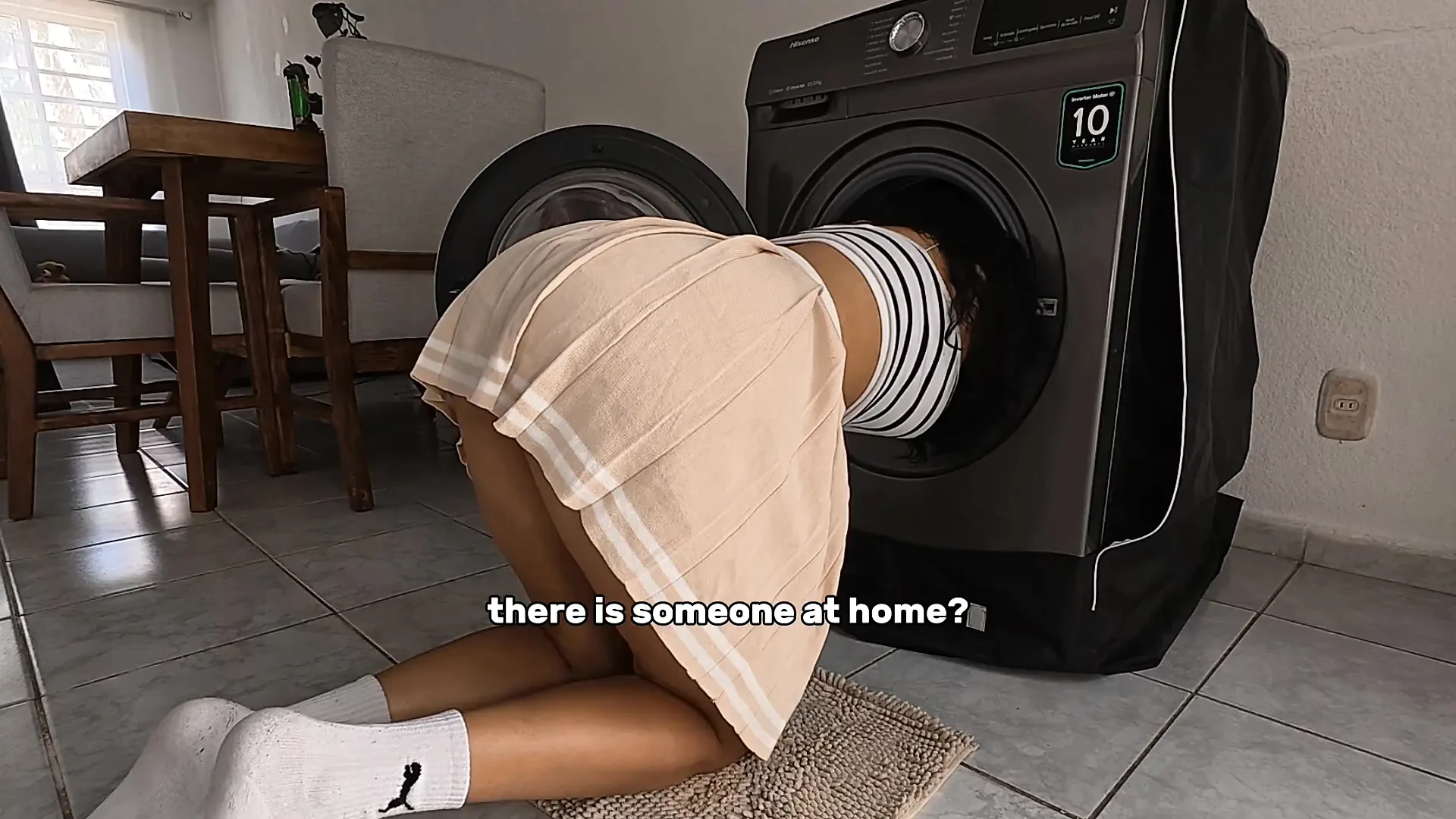 The best gift for him: stepsister Elia Ocasio stuck in the washing machine