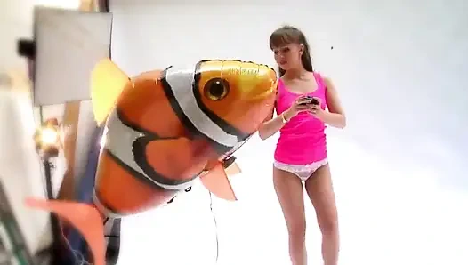 Sevimli Alman Kız Fotoğraf Stüdyosunda Güzel Seksin Tadını Çıkarıyor