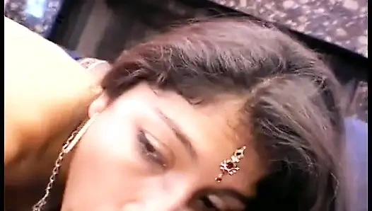 Hint tarzı giyinmiş şehvetli esmer iki azgın adamı baştan çıkarıyor