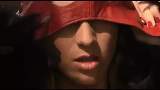 Deri maskeli ve kapüşonlu bayanların derlenmesi