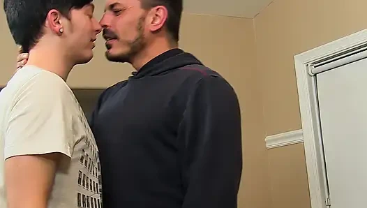 Lustforboys Ryker Madison kaslı Collin Stone'dan zevk ve esaret öğreniyor