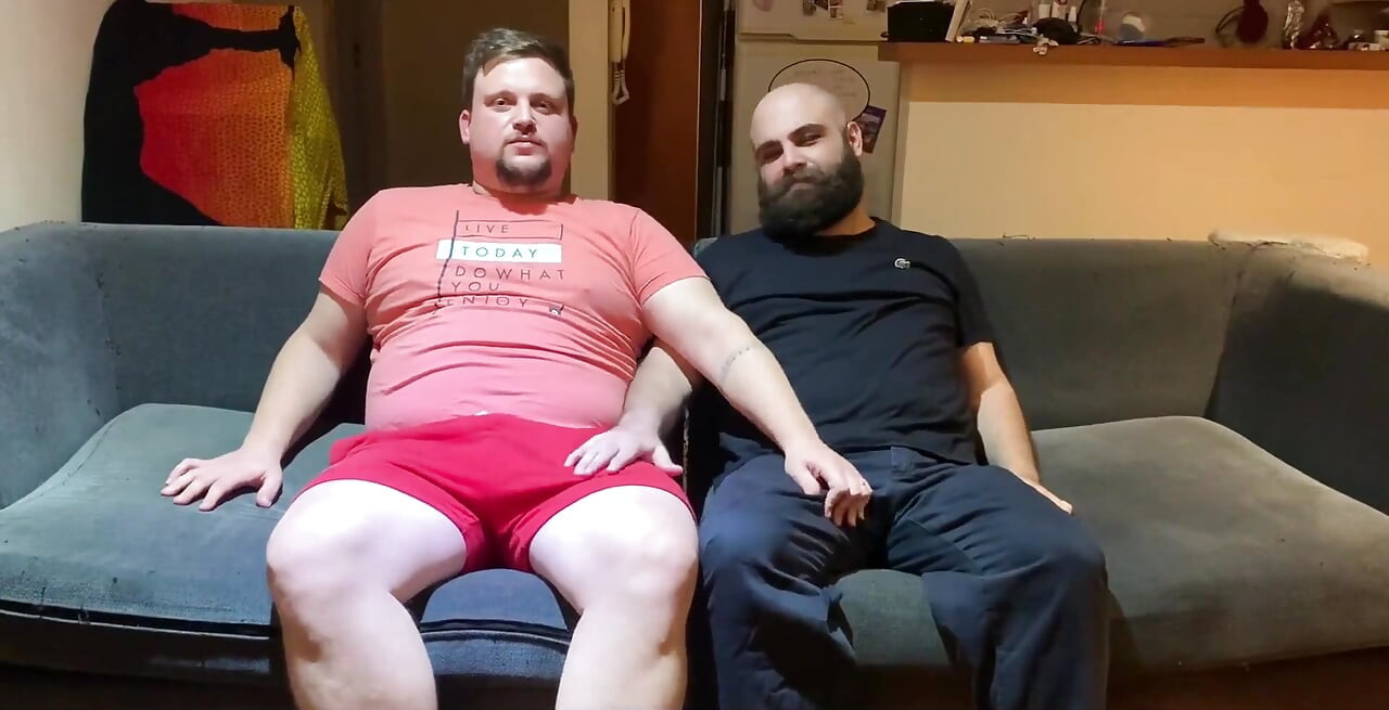 Bu ateşli ayıyı film geceleri için davet ettim ve sonunda sikişiyoruz. Bölüm 1