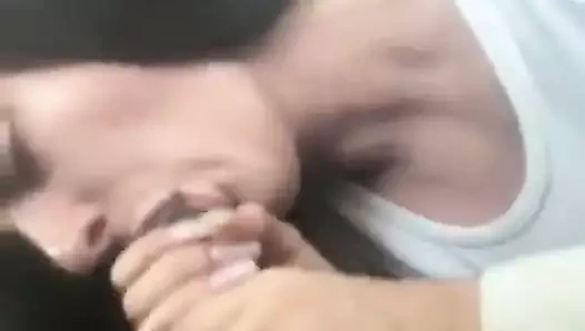 Azgın kız arabada siyah erkek arkadaşını tatmin ediyor