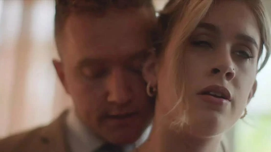 Derin. İtaatsiz iyi kız Ashley kelepçeleniyor ve şaplak atıyor