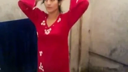 n.indian kız soyunma sonra banyo onu bf tarafından yakalanan