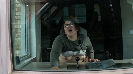 İş yerindeki öğle tatilinde sikilmek için boksörlerini yırttım