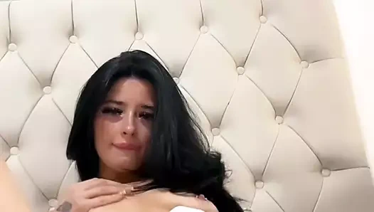 Amerikalı değişim öğrencisi tek başına oynuyor