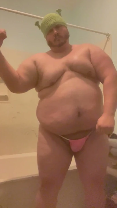 Büyük tombul ogre şişman baba burly chub büyük vücudunu sıska bir g-string içinde esnetiyor | Klip 1