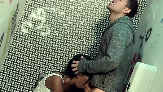 Büyük memeli güzel kız yabancıyla seks yapıyor