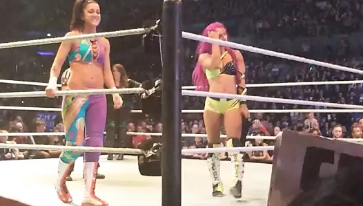 Wwe - bayley ve sasha bankaları ringde kötü dans ediyor