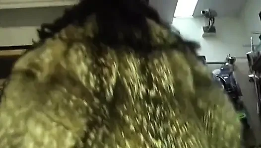 Azgın orta yaşlı seksi kadın otoyol macerasında büyük dildo dolduruyor