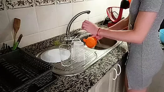 Sidikimle bulaşıkları yıkamak için benden yardım istiyor