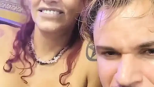 Alman dövme sanatçısı ve Melissa sahne arkasında sefa yapanlar
