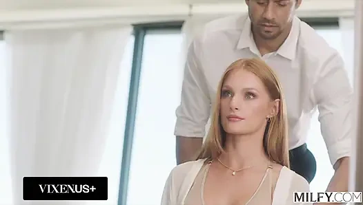 Orta yaşlı seksi kadın evli kızıl saçlı orta yaşlı seksi kadın Jessi Rae iş arkadaşını mükemmel itaatkar oğlan oyuncağı olması için eğitiyor