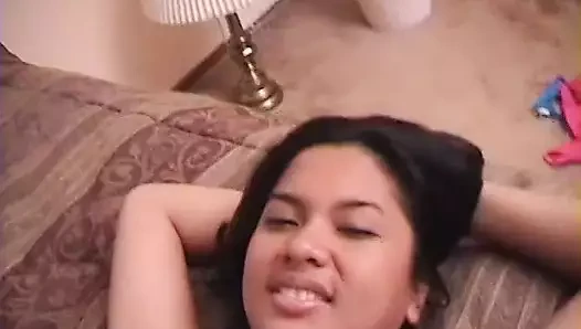 Adam yarağını azgın sürtüklerin tıraşlı amcığının içine sokuyor