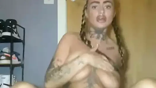 Azgın gotik sürtük boşalana kadar kendini sert sikiyor