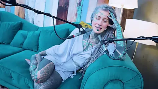 R hakkında konuşuyorum - r - r - asmr podcast sfw konuşuyor gotik sıska kız dreadlocks dövmeli model dövmeli kız