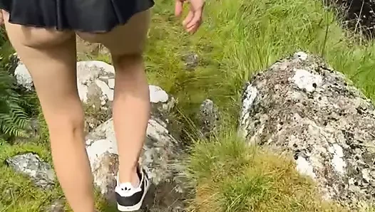 Doğa ananın içinden geçen şımarık bir genç.