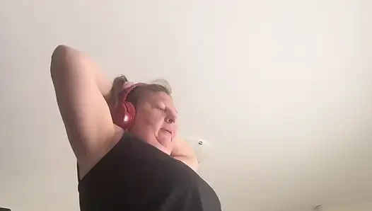 Karımı egzersiz yaparken filme alıyorum