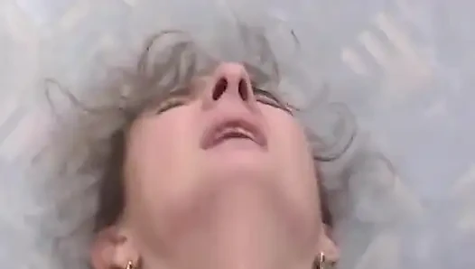 Ateşli bir düet olarak biten bir üçlü.