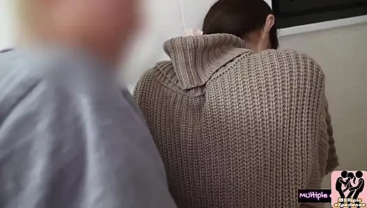 Banyo temizlik ev hanımı evde sürpriz bir ziyaret alıyor. Kaslı adam katılıyor, vahşi 3p kontrolden çıkıyor!