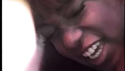 Uzun boylu siyah adam parmaklar kızın kıçı yatakta