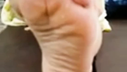 Asyalı kız ayaklarını gösterir