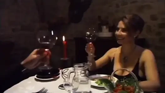 Seksi büyük memeli fahişe yatakta sert yarakla sikişiyor