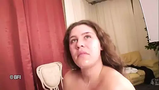 İri güzel kadın oyuncu seçmelerinde sert yarağa boşalıyor ve biniyor