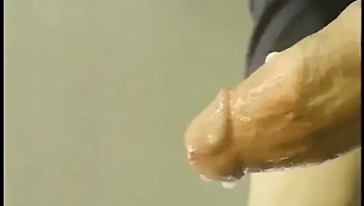 Seksi sarışın güzel kadın sert sikilmeden önce erkeklerin yüzüne amıyla biniyor