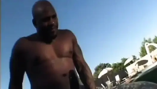 Yağlanmış Fransız zenci açık havada büyük zenci tarafından sikiliyor