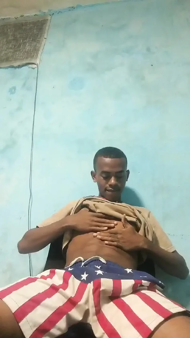 Mastürbasyon yapıyor ve sonra komşu geliyor