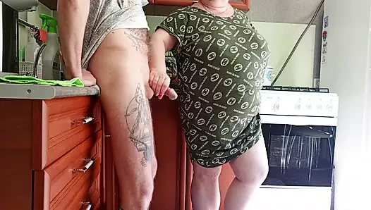 Kadın eller yarağımı sertçe sikiyor ve onu boşaltıyor