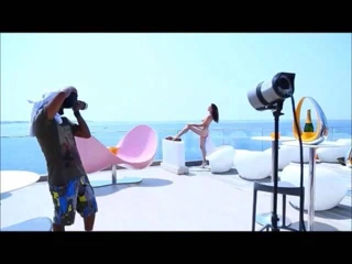 Kızlar, kameralı erkekler için göğüslerini dışarı çıkarıyor