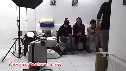 Sahne arkasında birkaç Çek kızla eğlence