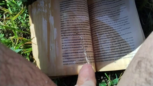 Açık havada bir kitaba işiyor (ağır çekim)
