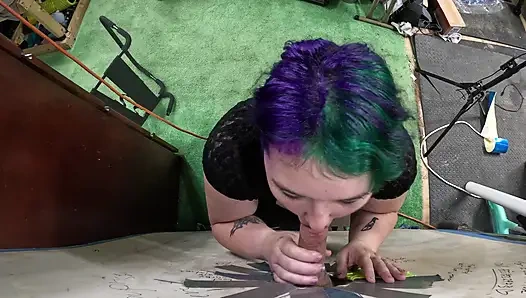 Gotik genç kız deliğini ziyaret etti onu emiyor