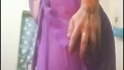 Saloni transeksüel ilk kez sikini gösteriyor ve boşalıyor