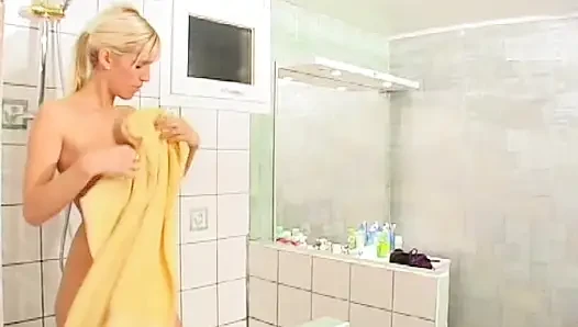 Bisikletçiler çetesinin patronu eğimli gözlü ve büyük kavunlu egzotik dansçıyı onlara yol gösteriyor