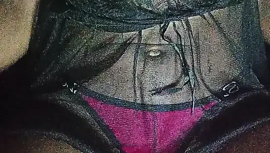 Siyah genç kız meme ucuyla oynuyor