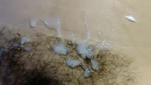 Üvey annem bana bir motelde nasıl seks yapmayı öğretiyor ve ben onun kıllı amına boşalıyorum.