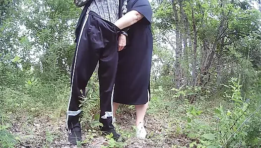 Üvey annem halka açık bir parkta sikimi emiyor ve ateşli döl yutuyor