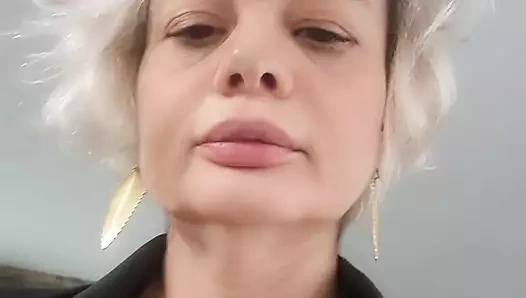 Seksi olduğumu düşünüyorsun hiç bir şey görmedin ben çok sürtük olgun Fransız kadınım