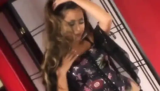 İç çamaşırlı güzel Asyalı esmer kendi amını parmaklıyor