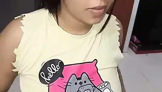 New York Abd'li 18 yaşındaki esmer büyük sarkık memeler üvey erkek kardeşinin büyük yarağını sikiyor