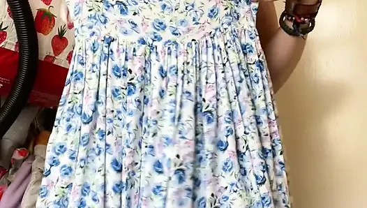 Seksi, tonlu, komşu kız yeni kıyafetler deneyen goldilocks gibi!
